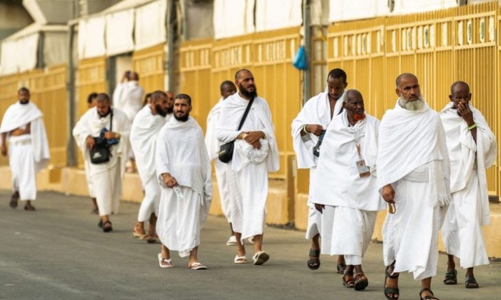 صورة حول : الحجاج يؤدون رمي الجمرات في أول أيام عيد الأضحى الحجاج يؤدون رمي الجمرات في أول أيام عيد الأضحى