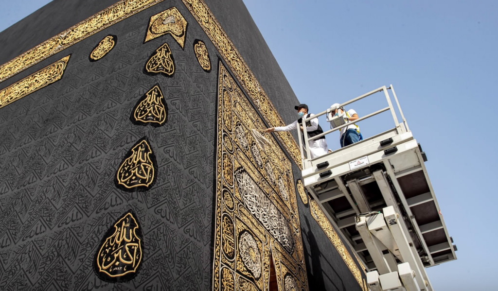 كسوة الكعبة .. حرير إيطالي وذهب ألماني وصناعة سعودية خالصة