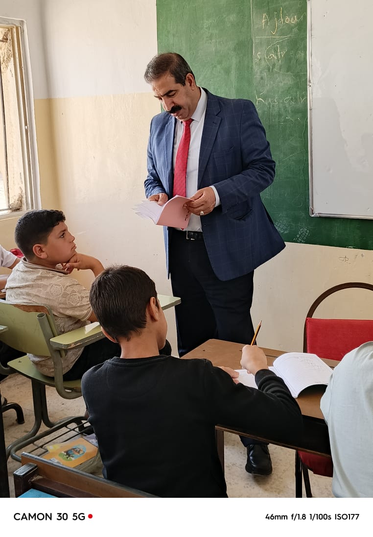 صورة حول : الفقرا يتفقد طلبة النادي الصيفي في مدرسة محي الثانوية للبنين الفقرا يتفقد طلبة النادي الصيفي في مدرسة محي الثانوية للبنين