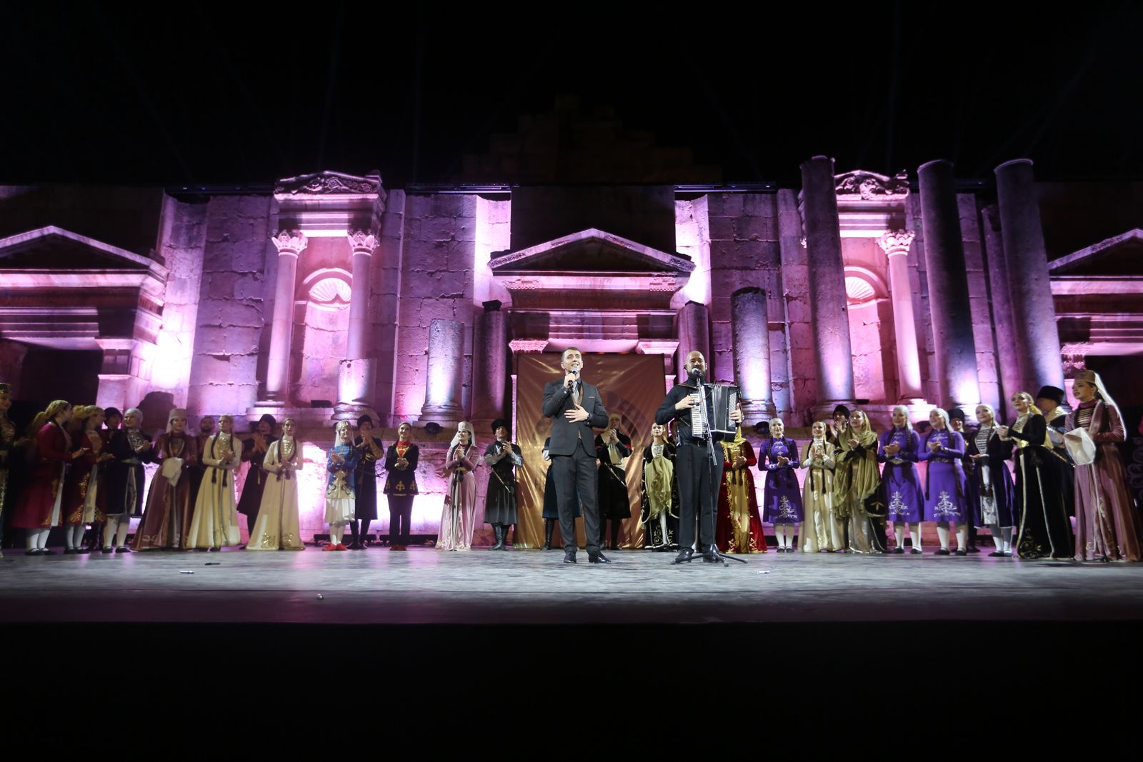 الأكثر مشاركة في مهرجان جرش فرقة " نادي الجيل " تقدم فلكلور وتراث الشركس على المسرح الجنوبي