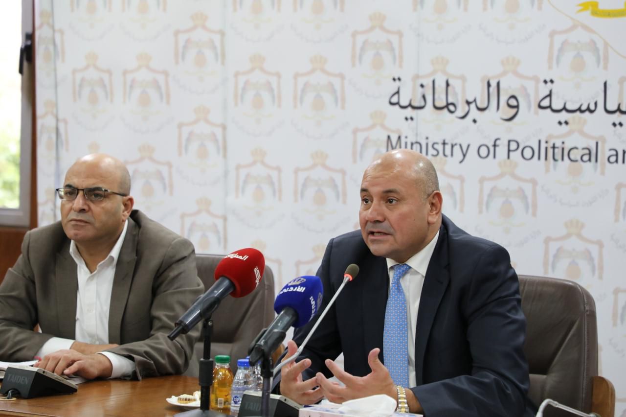 الوزير العودات يلتقي شباب وشابات حزب عزم