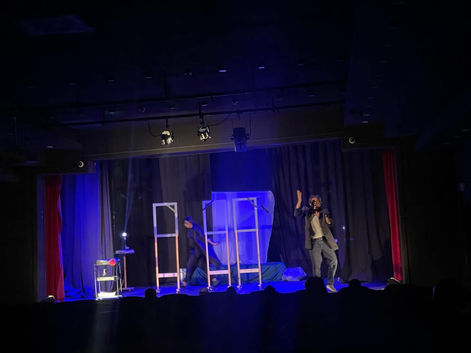 ثلاجة الموتى”… صدمة مسرحية تهز وجدان جمهور مهرجان جرش 39