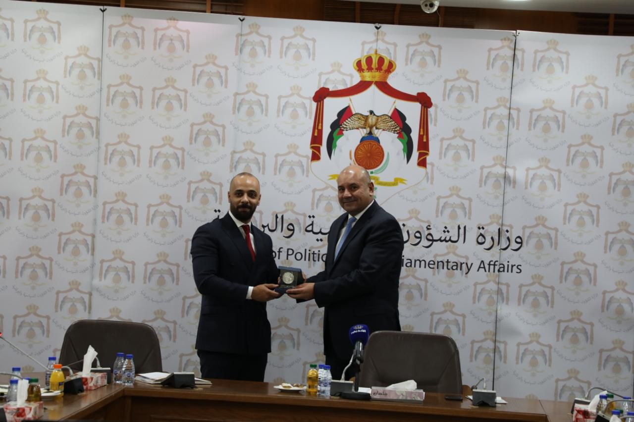 الوزير العودات يلتقي شباب وشابات حزب عزم