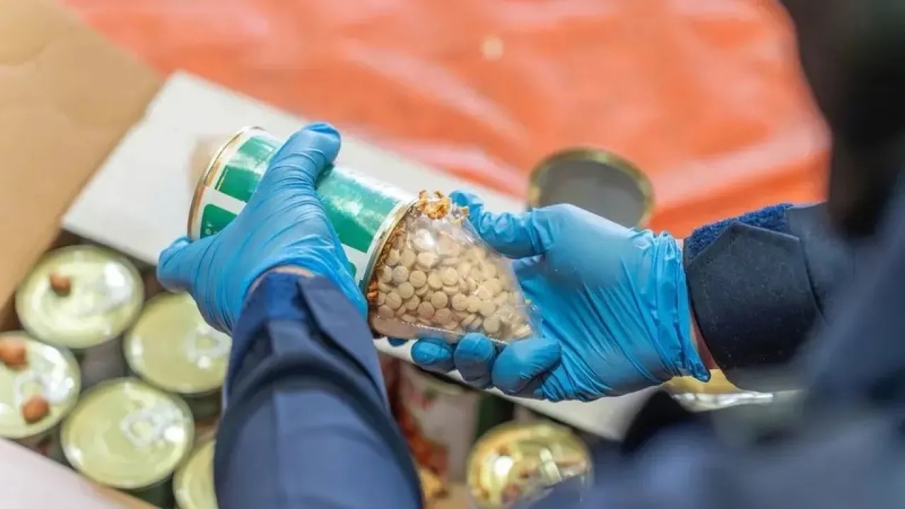 السعودية تحبط تهريب 646 ألف حبة "إمفيتامين" مخبأة في إرسالية فول