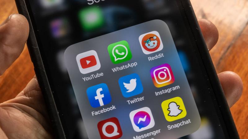 يوتيوب يتصدر و"فيسبوك" يتراجع.. دراسة تكشف تأثير السوشيال ميديا على مراهقي أميركا