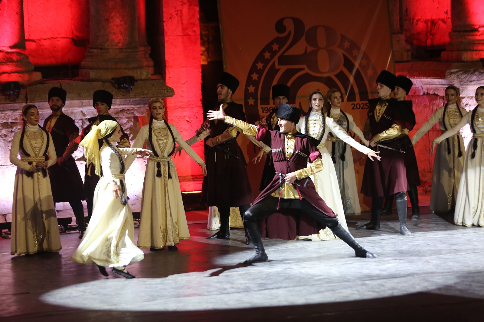 الأكثر مشاركة في مهرجان جرش فرقة " نادي الجيل " تقدم فلكلور وتراث الشركس على المسرح الجنوبي