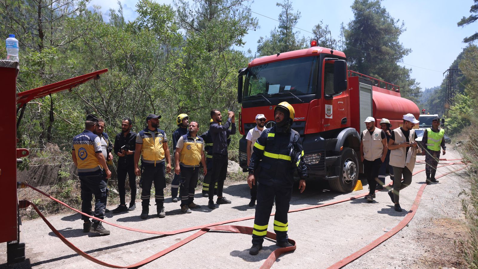 بالصور .. الأردن يشارك بإخماد حرائق غابات اللاذقية