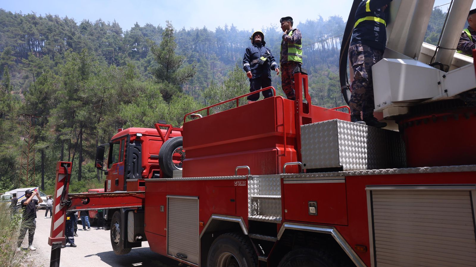 بالصور .. الأردن يشارك بإخماد حرائق غابات اللاذقية