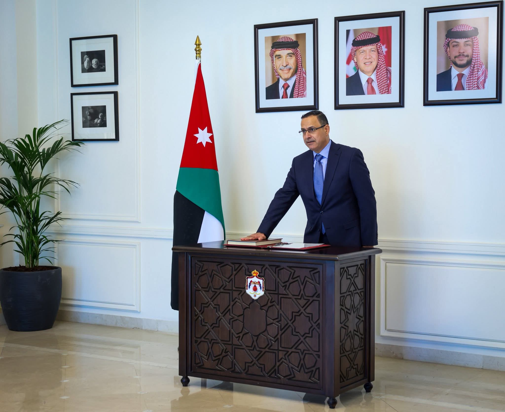 بالصور.. أعضاء مجلس مفوضي سلطة منطقة العقبة الجديد يؤدون القسم امام رئيس الحكومة