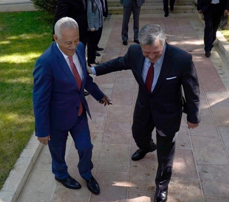 صورة حول : باسل الطراونة يكتب : عن شخص معالي يوسف العيسوي رئيس الديوان الملكي العامر باسل الطراونة يكتب : عن شخص معالي يوسف العيسوي رئيس الديوان الملكي العامر