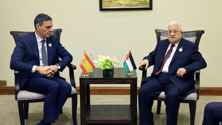 سانتشيث يتواصل مع عباس مؤكدًا دعم إسبانيا بعد رفض تأشيرة دخول له