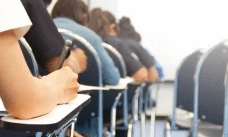 طلاب التوجيهي جيل 2008 يؤدون امتحان اللغة الإنجليزية اليوم