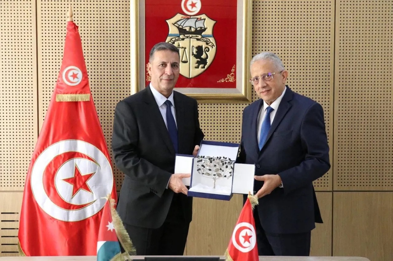 صورة حول : وزير الصحة التونسي يستقبل السفير الأردني ويبحثان سبل تعزيز التعاون بين البلدين وزير الصحة التونسي يستقبل السفير الأردني ويبحثان سبل تعزيز التعاون بين البلدين