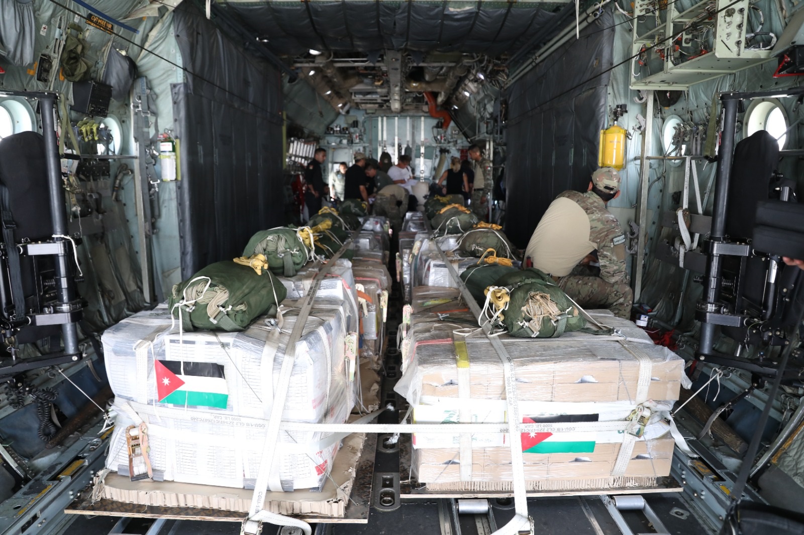 صورة حول : بالتعاون مع دول صديقة وشقيقة... الأردن يواصل إيصال المساعدات إلى غزة عبر إنزالات جوية جديدة بالتعاون مع دول صديقة وشقيقة... الأردن يواصل إيصال المساعدات إلى غزة عبر إنزالات جوية جديدة