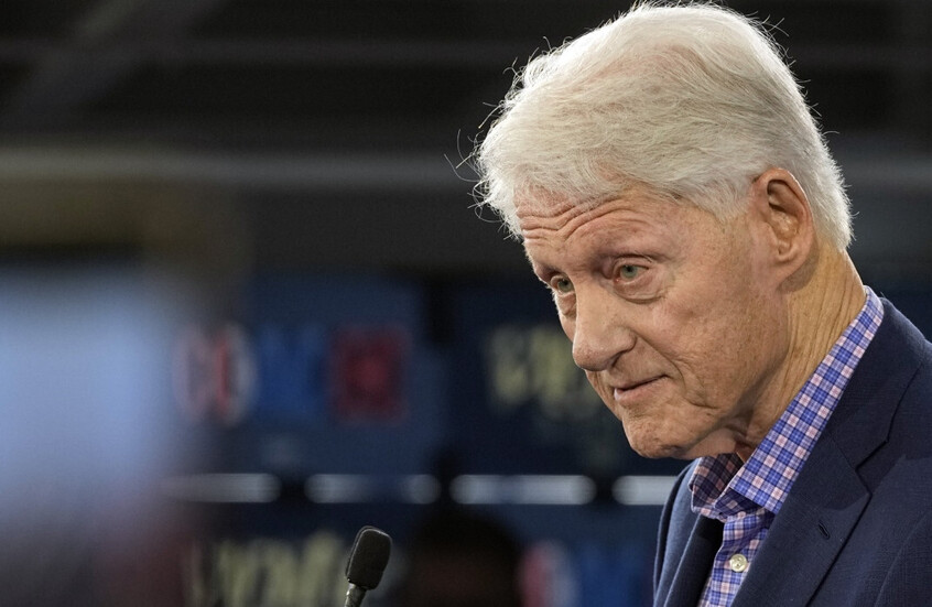 ظهور مفاجئ لكلينتون بجهاز طبي يثير التساؤلات حول صحته .. تفاصيل