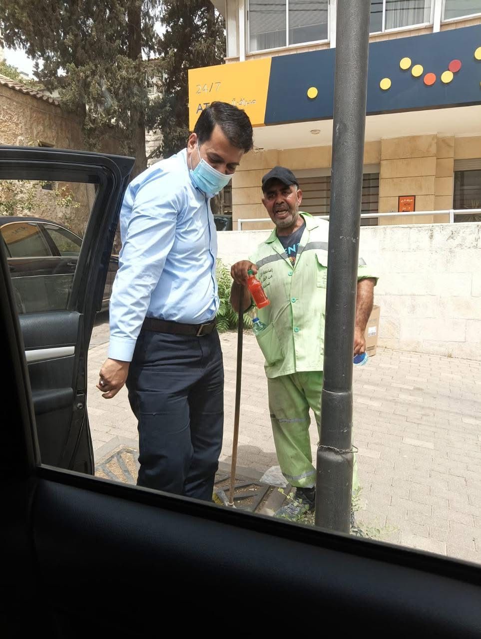 صورة حول : لمسة وفاء وعطاء من هيئة تنظيم قطاع الاتصالات تبرّد قلوب رجال الأمن وعمّال الوطن تحت شمس الحارة لمسة وفاء وعطاء من هيئة تنظيم قطاع الاتصالات تبرّد قلوب رجال الأمن وعمّال الوطن تحت شمس الحارة