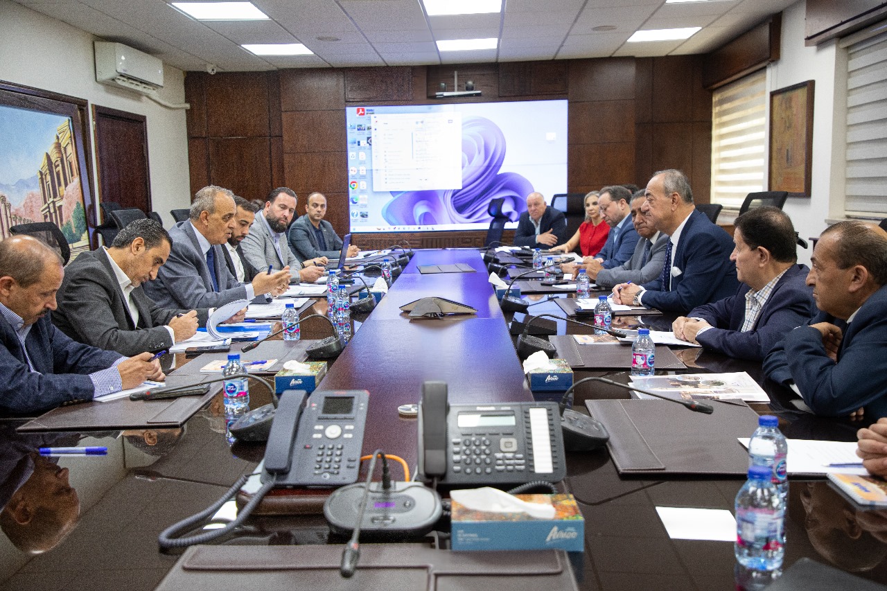 وزير السياحة والآثار يبحث مع الجمعيات السياحية سبل مواجهة التحديات وتعزيز تنافسية القطاع