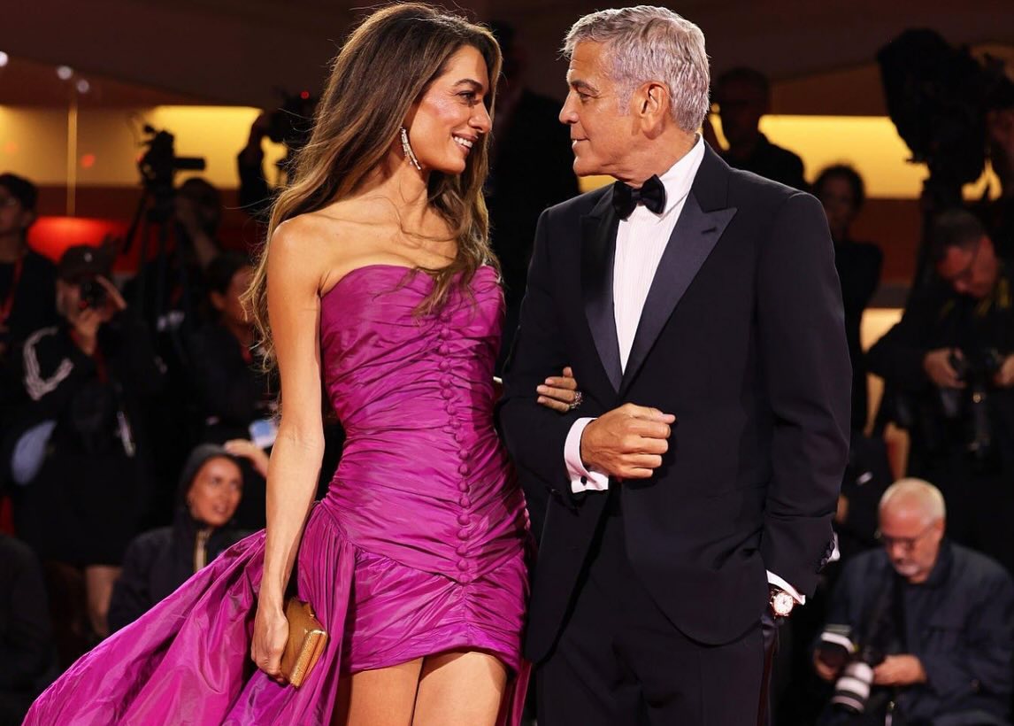 جورج وأمل كلوني يتألقان بإطلالات ساحرة تسرق الأضواء في مهرجان البندقية