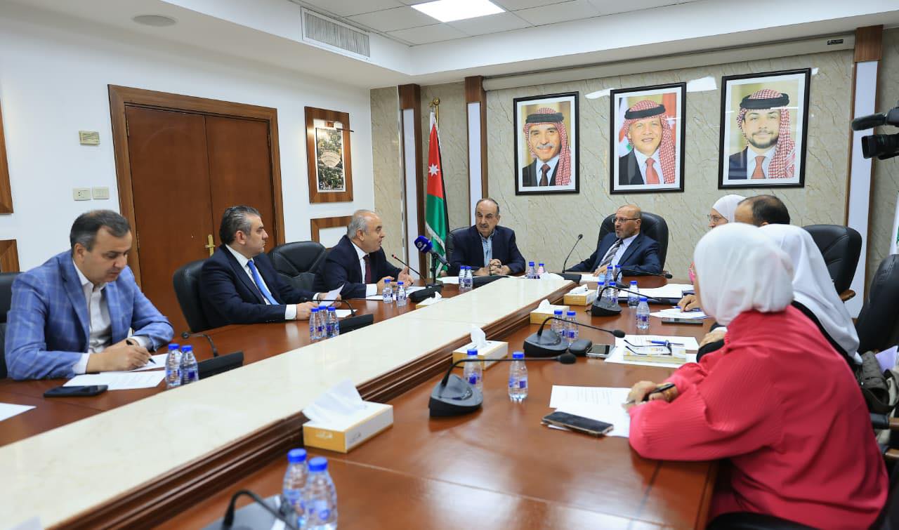 بالصور ... النائب الرعود يدعو لزيادة مقاعد الطب وإعادة مواد التوجيهي لجيل 2007 و2008