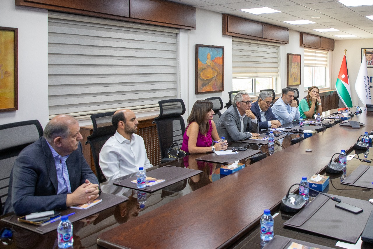 وزير السياحة والآثار يبحث مع الجمعيات السياحية سبل مواجهة التحديات وتعزيز تنافسية القطاع