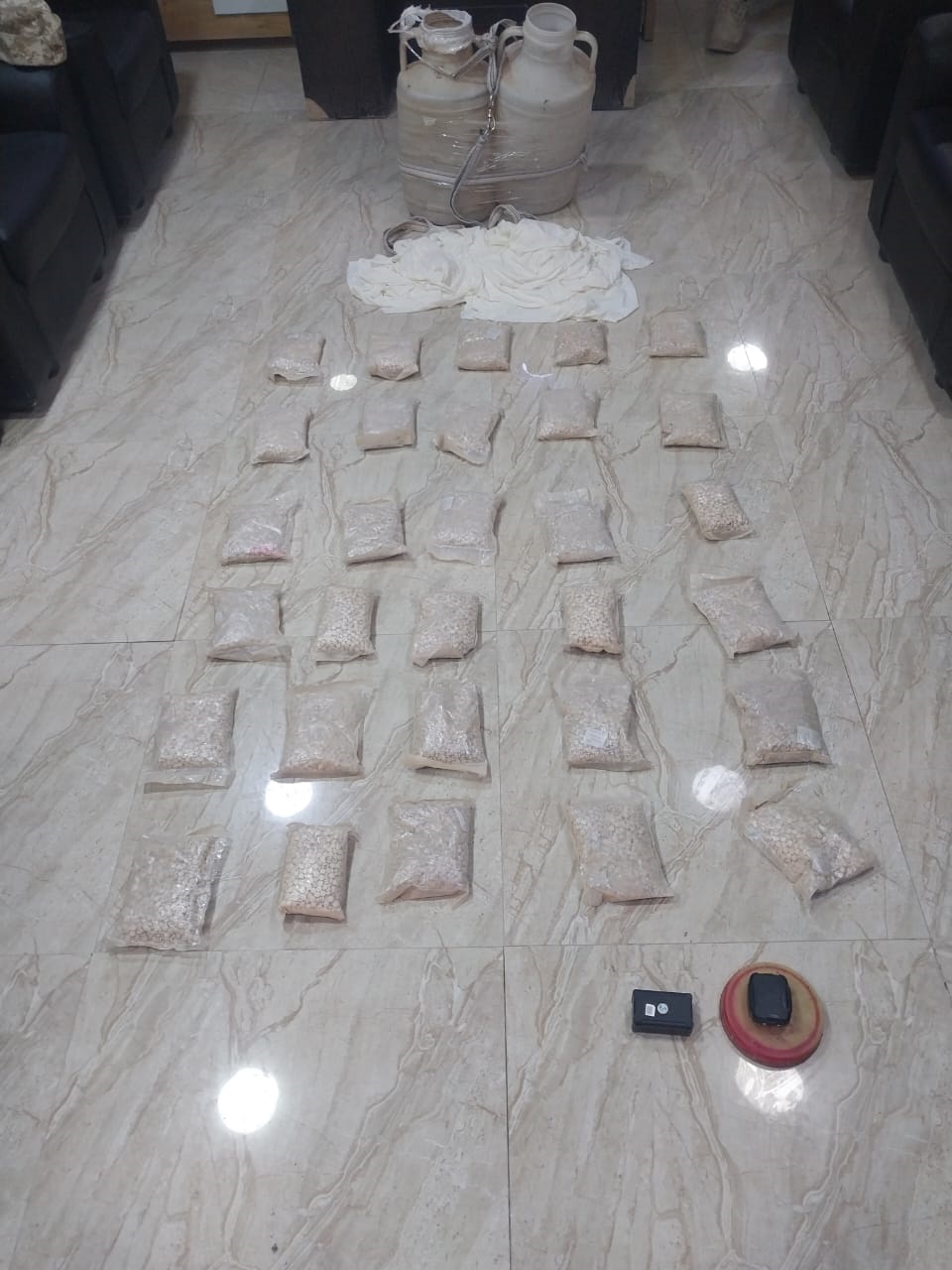 صورة حول : المنطقة العسكرية الشرقية تحبط محاولة تهريب بواسطة بالونات المنطقة العسكرية الشرقية تحبط محاولة تهريب بواسطة بالونات