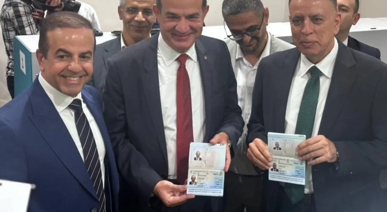 صورة حول : دائرة الأحوال المدنية تصدر أول جواز سفر إلكتروني في الأردن دائرة الأحوال المدنية تصدر أول جواز سفر إلكتروني في الأردن