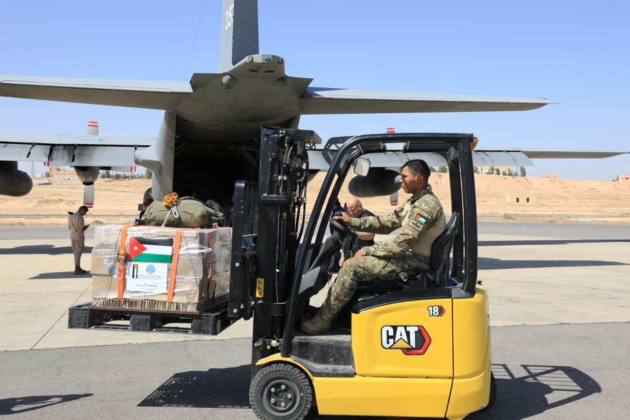 صورة حول : القوات المسلحة الأردنية تنفذ إنزالات جوية جديدة للمساعدات على غزة بمشاركة دولية القوات المسلحة الأردنية تنفذ إنزالات جوية جديدة للمساعدات على غزة بمشاركة دولية