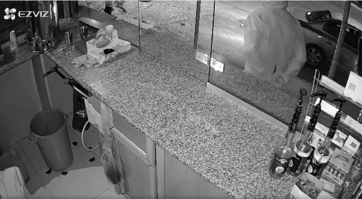 صورة حول : عاجل | سطو على محل قهوة في سحاب .. فيديو عاجل | سطو على محل قهوة في سحاب .. فيديو