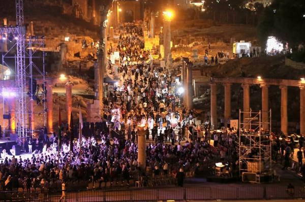 صورة حول : جرش 39 يتألق بأكثر من نصف مليون زائر جرش 39 يتألق بأكثر من نصف مليون زائر