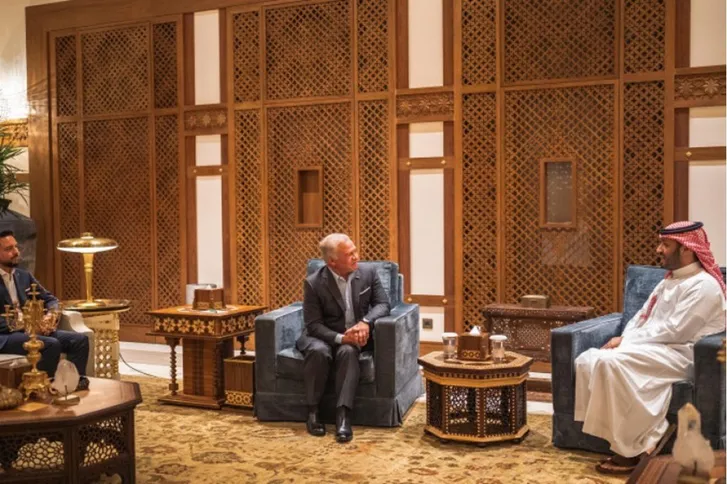 الملك يلتقي ولي العهد السعودي بمدينة نيوم