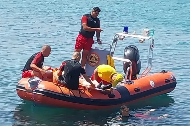 صورة حول : انتشال جثث 3 غارقين في شاطئ "البهجة" المحظور بالجزائر وفتح تحقيق في الحادث انتشال جثث 3 غارقين في شاطئ "البهجة" المحظور بالجزائر وفتح تحقيق في الحادث