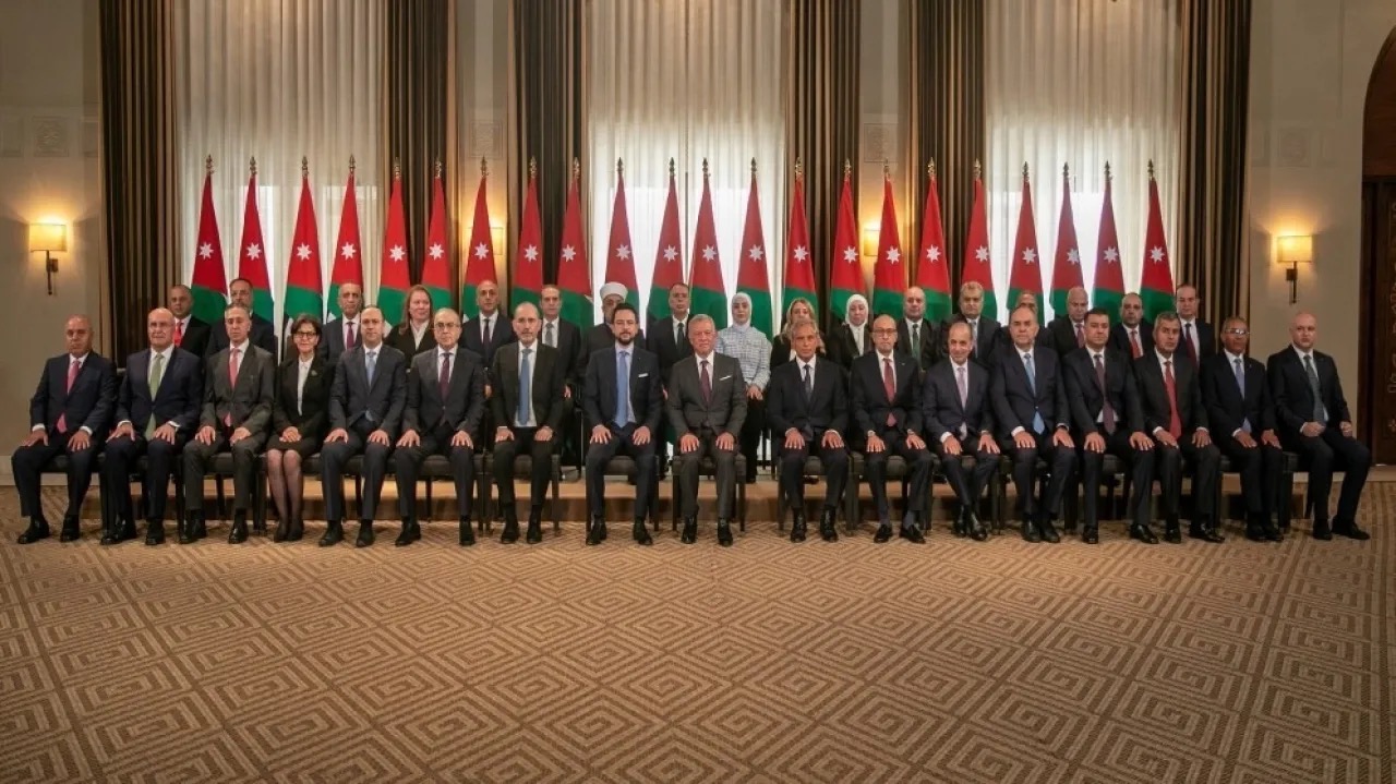 صورة حول : عاجل | رئيس الوزراء يتسلم استقالات الوزراء المغادرين ويستعد لتولي الجدد اليمين الدستورية عاجل | رئيس الوزراء يتسلم استقالات الوزراء المغادرين ويستعد لتولي الجدد اليمين الدستورية