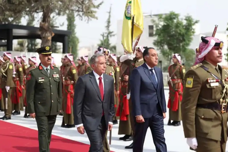 رئيس الوزراء جعفر حسان يستقبل نظيره المصري مصطفى مدبولي تمهيدًا لاجتماعات اللجنة العليا المشتركة