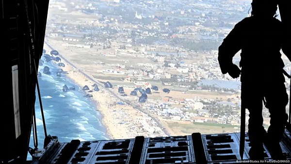 صورة حول : رسالة إنسانية من الجو والبر: الإمارات والأردن ينفذان إنزالاً جوياًجديداً ويواصلان تدفق المساعدات إلى غزة رسالة إنسانية من الجو والبر: الإمارات والأردن ينفذان إنزالاً جوياًجديداً ويواصلان تدفق المساعدات إلى غزة