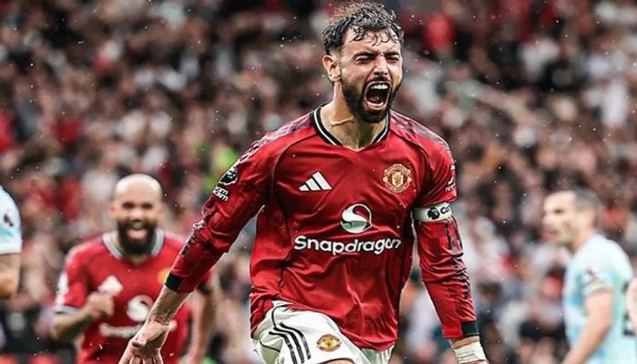 مانشستر يونايتد يحقق فوزه الأول في الدوري بثلاثية مثيرة أمام بيرنلي