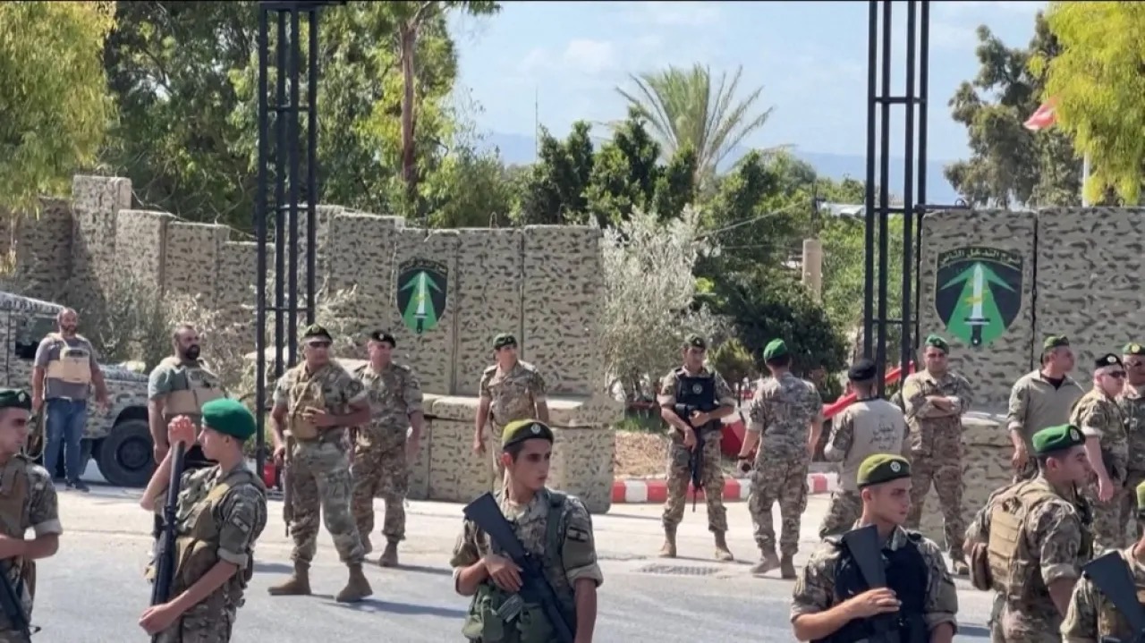 صورة حول : الجيش اللبناني يستلم الدفعة الثالثة من سلاح المخيمات الفلسطينية في بيروت الجيش اللبناني يستلم الدفعة الثالثة من سلاح المخيمات الفلسطينية في بيروت