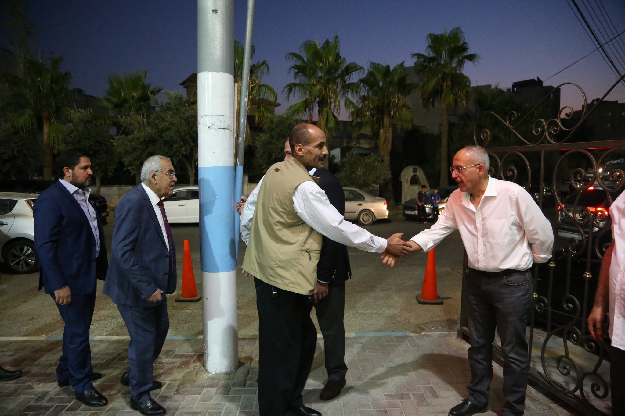 بالصور .. أبناء المرحوم الحاج صالح الهنداوي يحتفلون بزفاف شقيقهم سعد