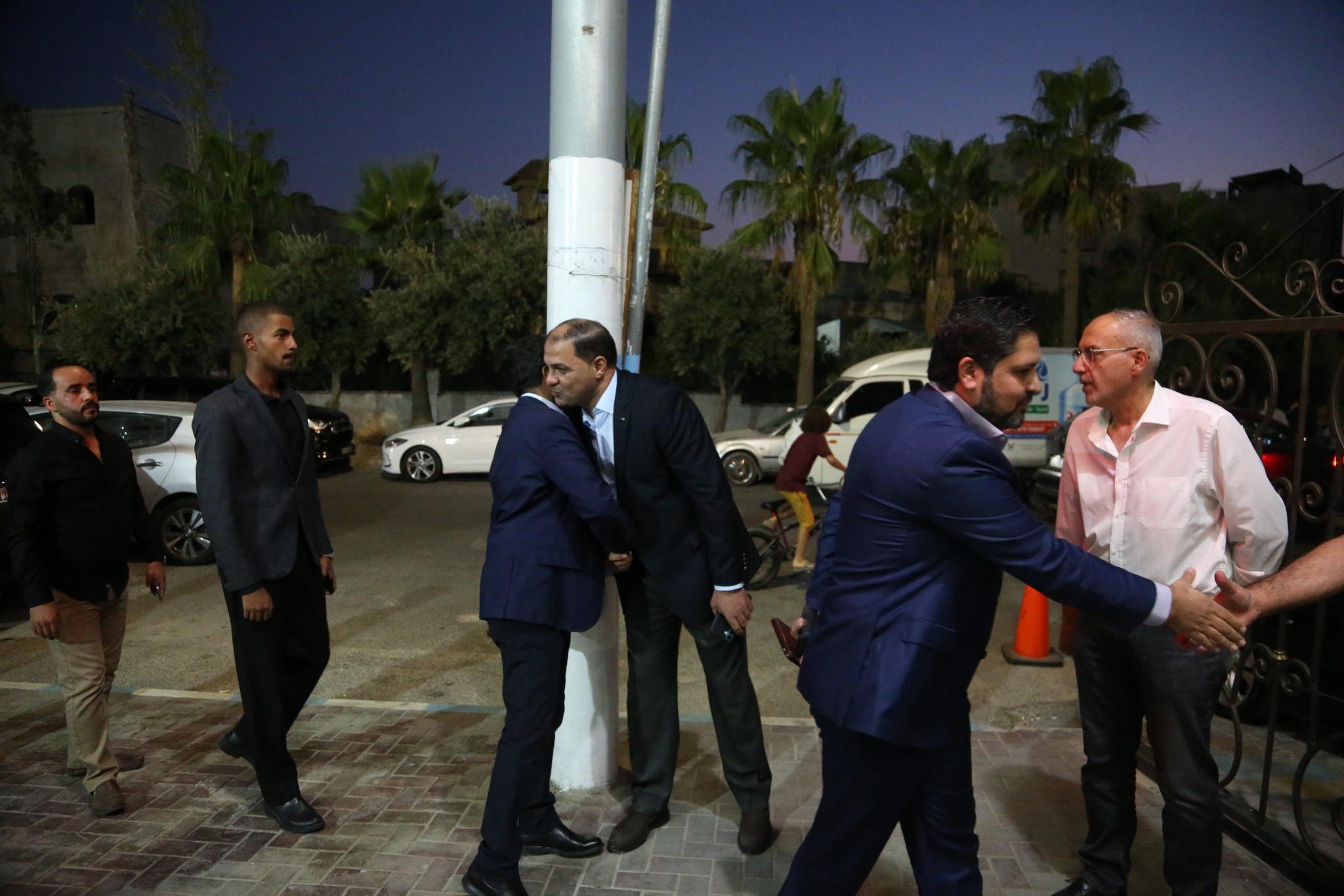 بالصور .. أبناء المرحوم الحاج صالح الهنداوي يحتفلون بزفاف شقيقهم سعد