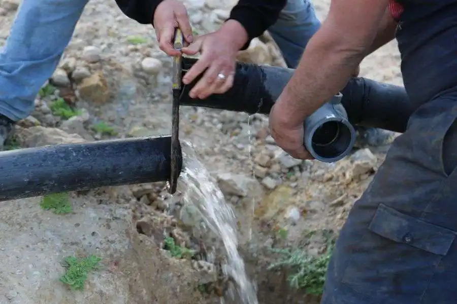 صورة حول : عاجل| ضبط اعتداء على خط مياه معالج في الجيزة يهدد حصص المزارعين عاجل| ضبط اعتداء على خط مياه معالج في الجيزة يهدد حصص المزارعين