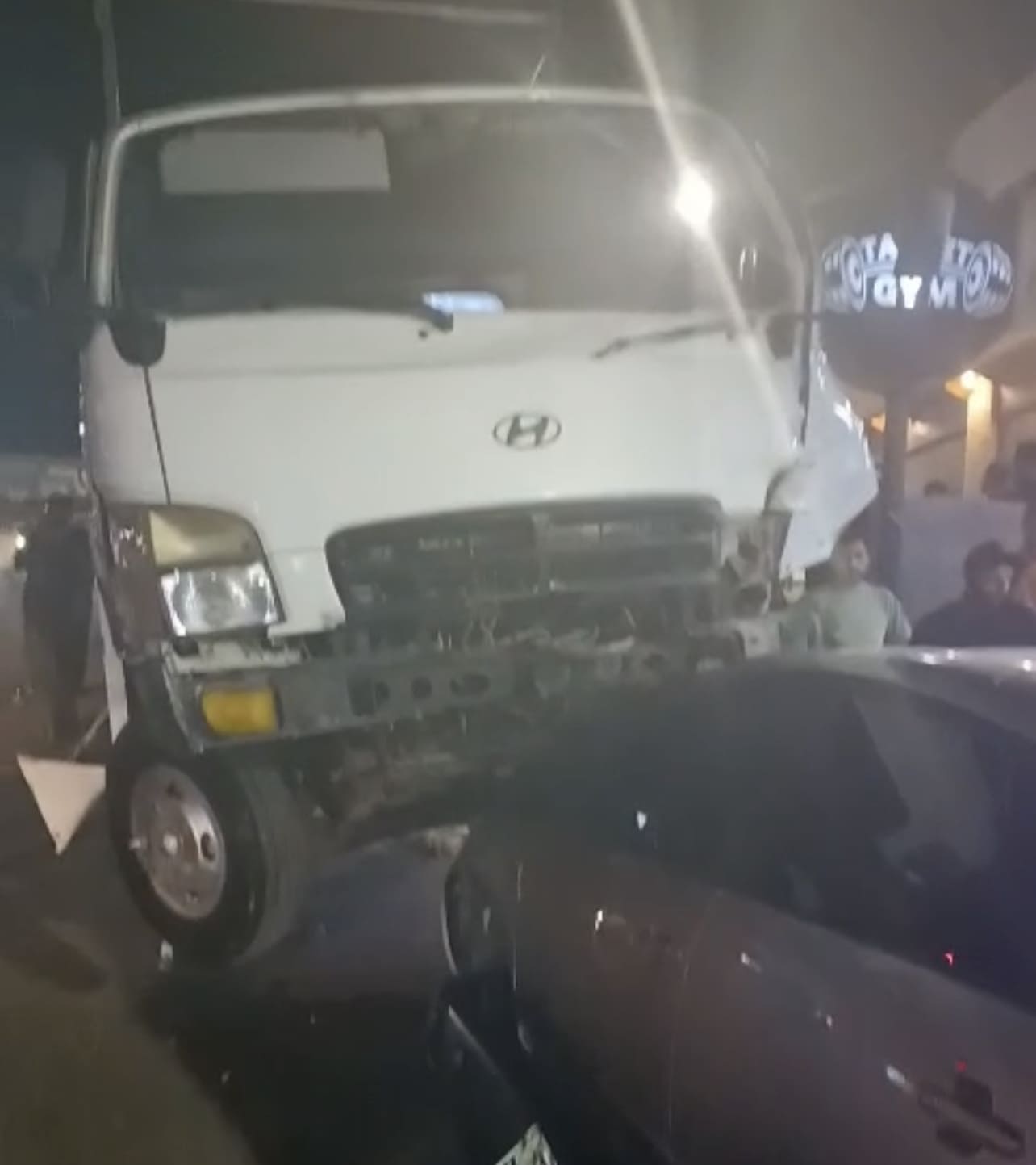 عاجل | حادث تصادم في الرصيفة بين شاحنة ومركبة خاصة .. فيديو