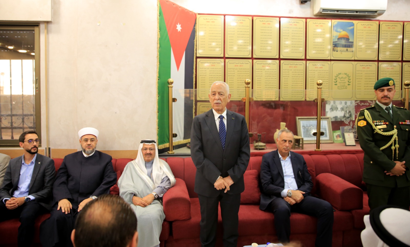 مندوبا عن الملك وولي العهد... العيسوي يعزي الزبن والياسين والصباغ