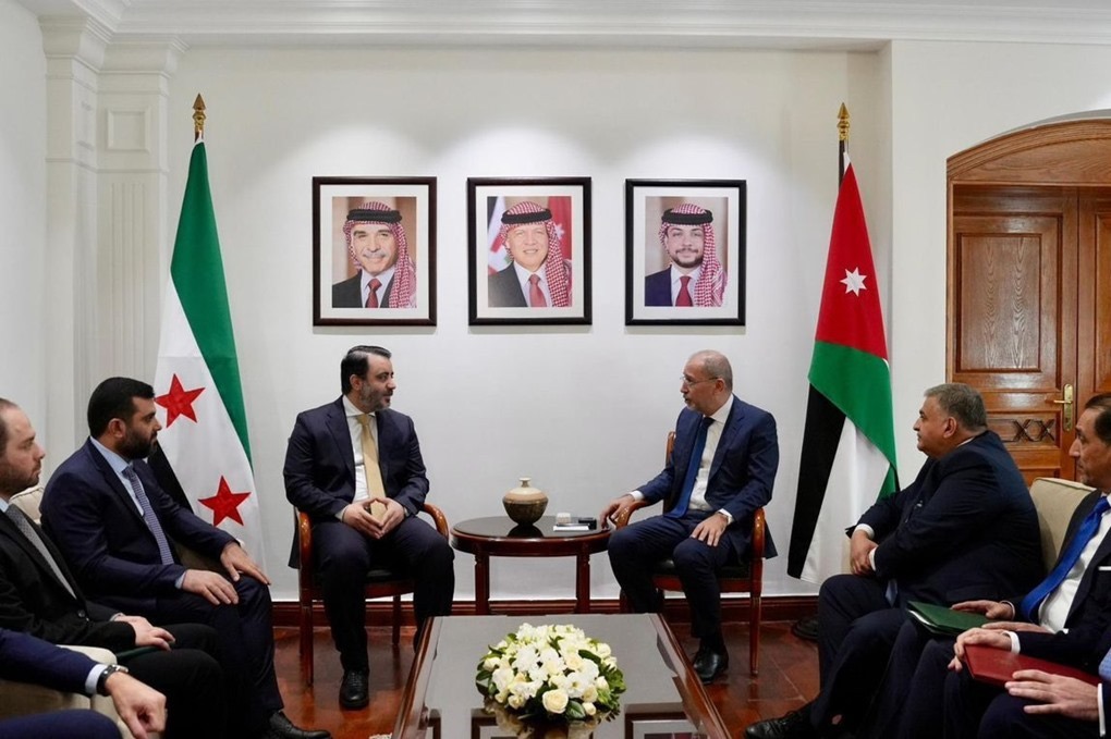 الصفدي والشيباني يؤكدان عمق العلاقات ورفض التدخلات الخارجية في سوريا