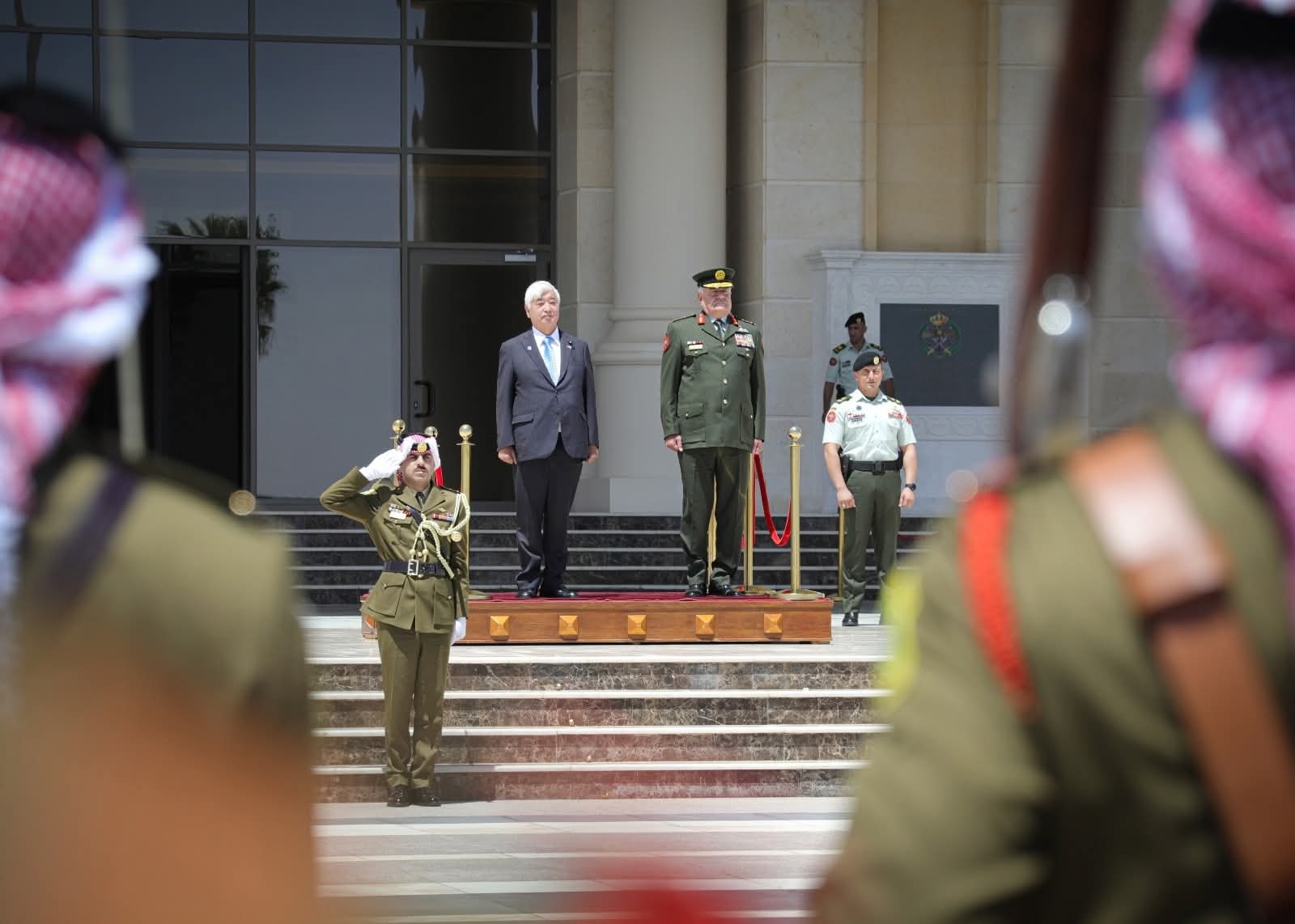 صورة حول : رئيس هيئة الأركان المشتركة يستقبل وزير الدفاع الياباني رئيس هيئة الأركان المشتركة يستقبل وزير الدفاع الياباني
