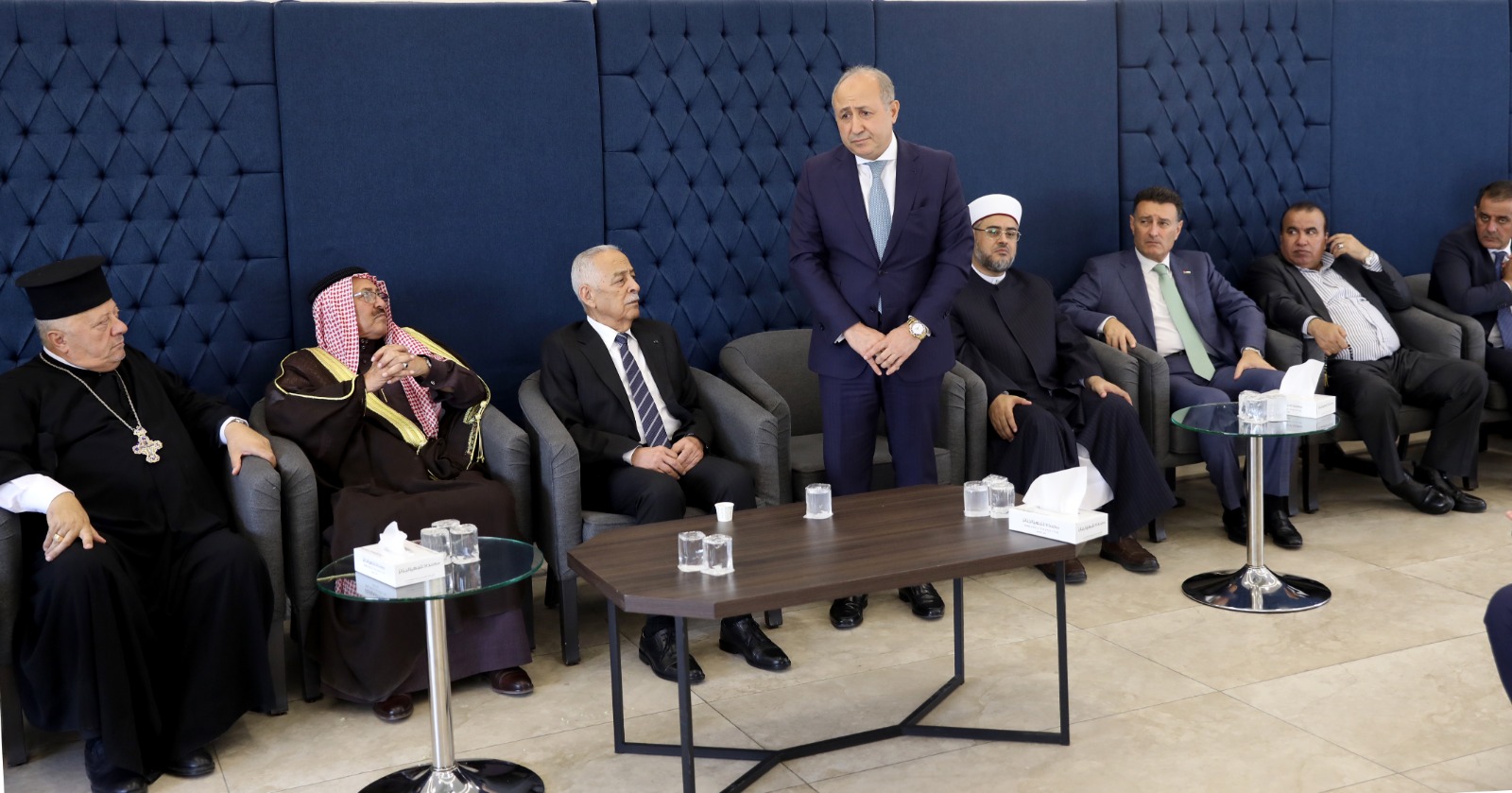 صورة حول : مندوبا عن الملك وولي العهد... العيسوي يعزي نفاع والداؤد مندوبا عن الملك وولي العهد... العيسوي يعزي نفاع والداؤد