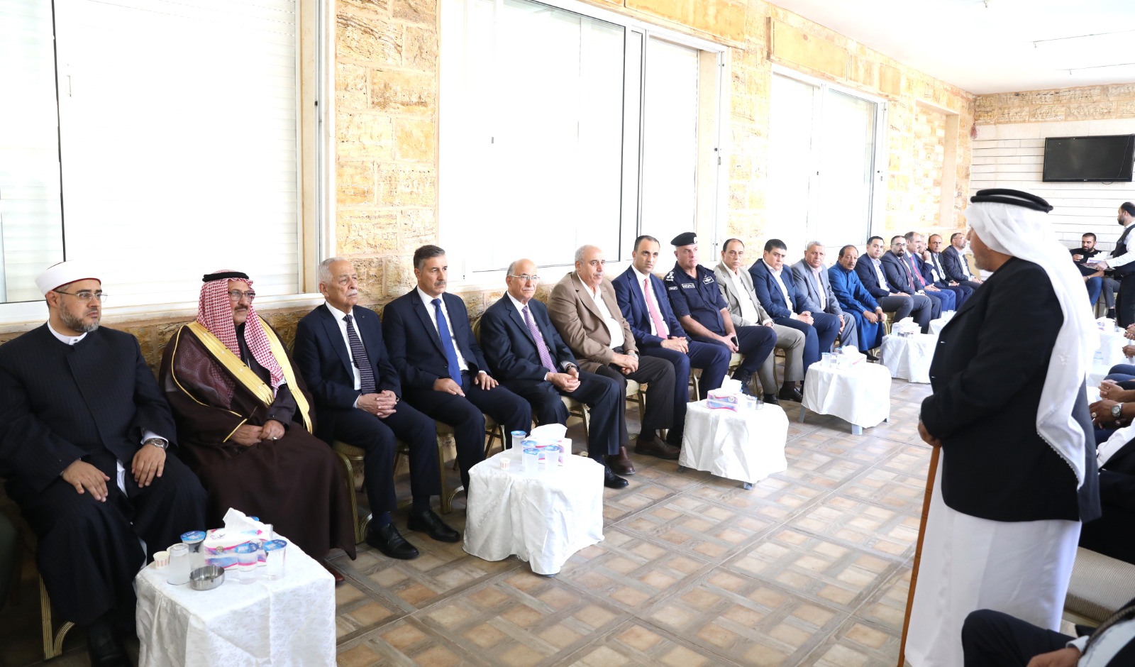 صورة حول : مندوبا عن الملك وولي العهد.. العيسوي يعزي عشيرة ابو حمور مندوبا عن الملك وولي العهد.. العيسوي يعزي عشيرة ابو حمور