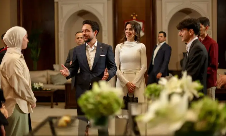 صورة حول : عاجل |ولي العهد والأميرة رجوة يهنئان أوائل الثانوية العامة في قصر بسمان عاجل |ولي العهد والأميرة رجوة يهنئان أوائل الثانوية العامة في قصر بسمان