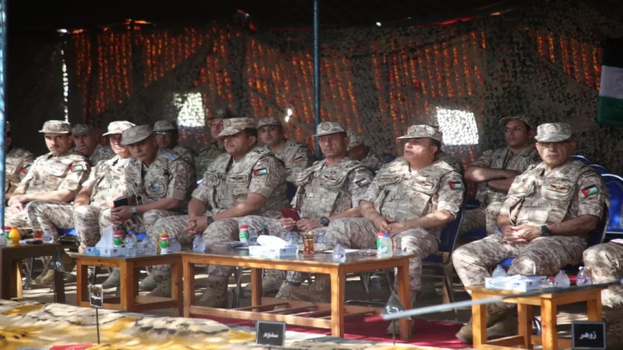 صورة حول : المنطقة العسكرية الجنوبية تنفذ تمرين "الحد المنيع" لرفع الكفاءة والجاهزية القتالية المنطقة العسكرية الجنوبية تنفذ تمرين "الحد المنيع" لرفع الكفاءة والجاهزية القتالية