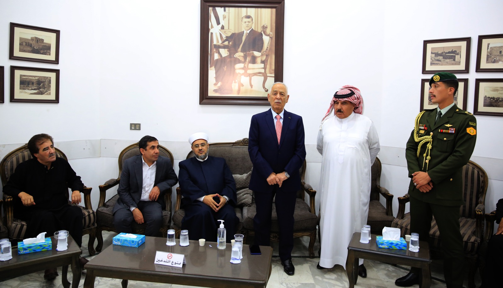 صورة حول : مندوبا عن الملك وولي العهد... العيسوي يعزي الزعبي والأمير والمعادات والدلاهمة مندوبا عن الملك وولي العهد... العيسوي يعزي الزعبي والأمير والمعادات والدلاهمة