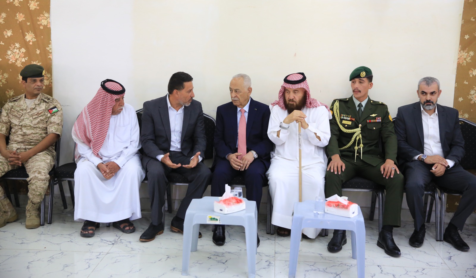 صورة حول : مندوبا عن الملك وولي العهد... العيسوي يعزي الزعبي والأمير والمعادات والدلاهمة مندوبا عن الملك وولي العهد... العيسوي يعزي الزعبي والأمير والمعادات والدلاهمة