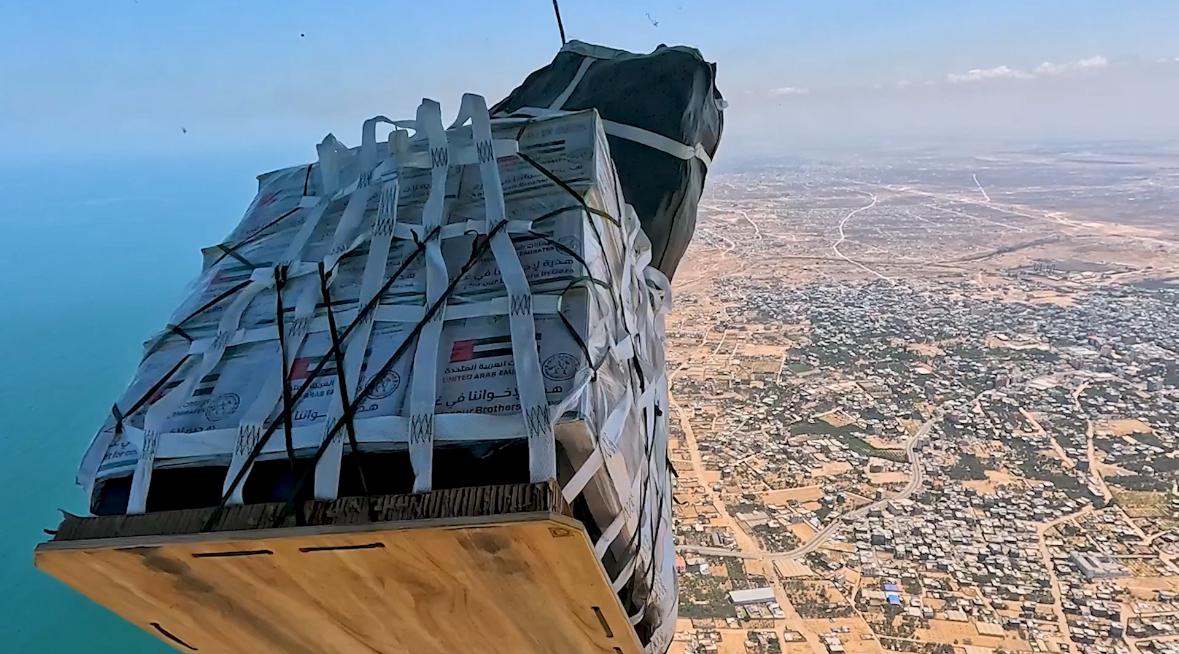 صورة حول : الإمارات تنفذ الإسقاط الجوي الـ61 ضمن عملية "طيور الخير" وتُدخل 20 شاحنة مساعدات غذائية إلى غزة الإمارات تنفذ الإسقاط الجوي الـ61 ضمن عملية "طيور الخير" وتُدخل 20 شاحنة مساعدات غذائية إلى غزة